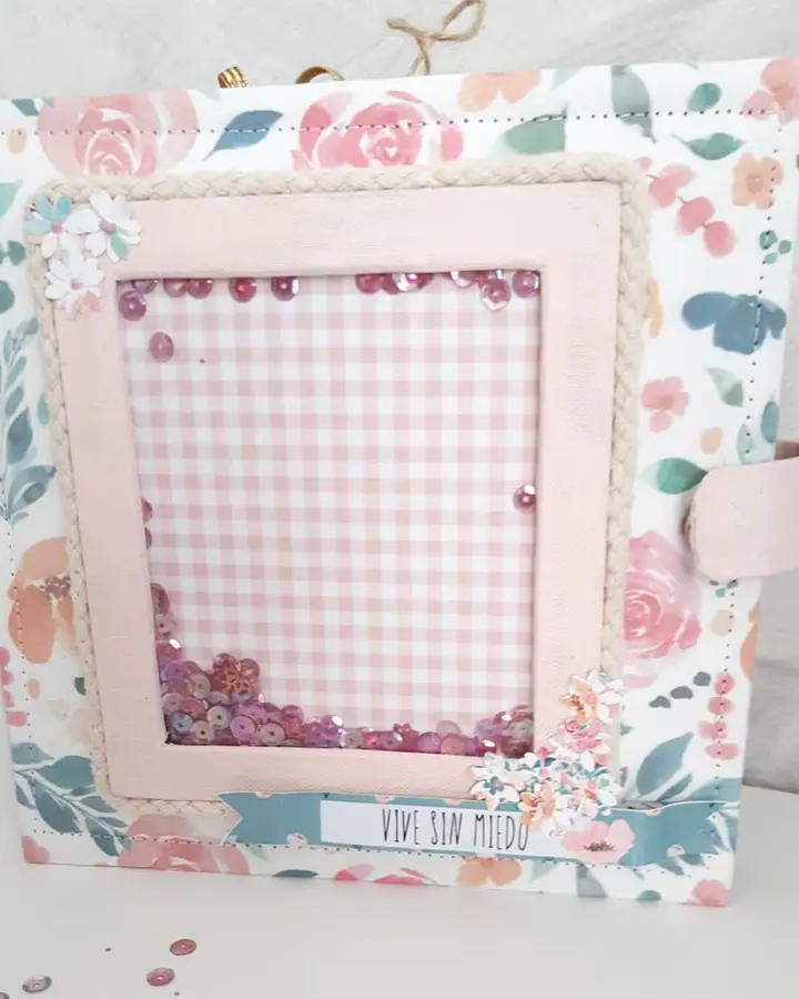 Álbum de scrap cuadrado con portada de papel floral en tonos rosas y verdes