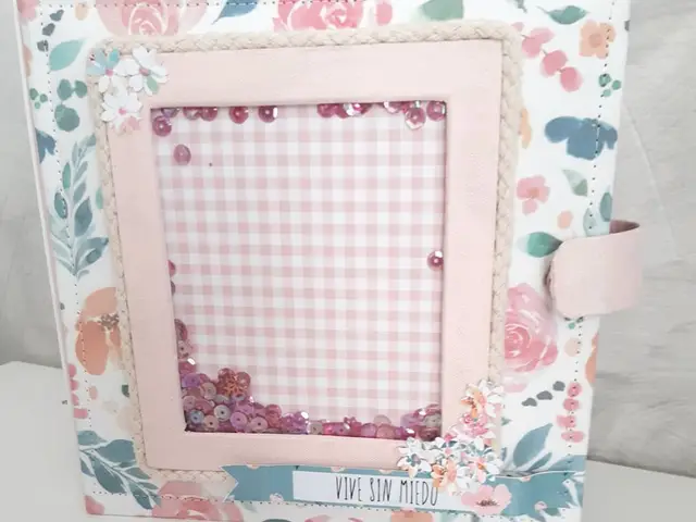 Álbum de scrap cuadrado con portada de papel floral en tonos rosas y verdes
