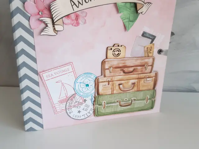 Álbum de scrap de viajes con portada de mapas y sellos en tonos azules y beige