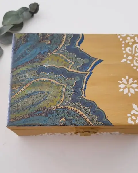 Caja de madera pintada en amarillo mostaza con motivo en decoupage sobre la tapa