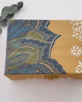 Caja de madera pintada en amarillo mostaza con motivo en decoupage sobre la tapa
