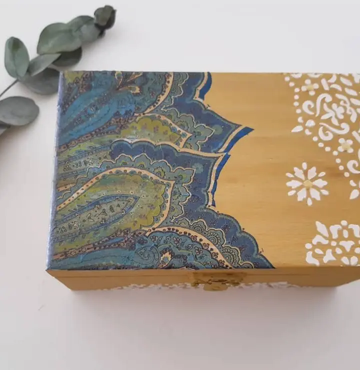 Caja de madera pintada en amarillo mostaza con motivo en decoupage sobre la tapa