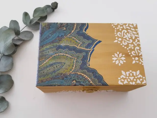 Caja de madera pintada en amarillo mostaza con motivo en decoupage sobre la tapa