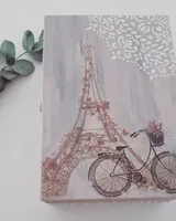 Caja de madera con decoupage de la Torre Eiffel en tonos sepia y rosa, pintada a mano