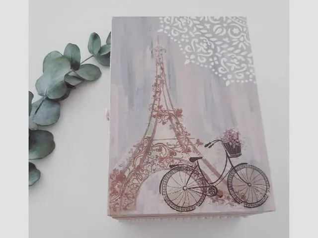 Caja de madera con decoupage de la Torre Eiffel en tonos sepia y rosa, pintada a mano