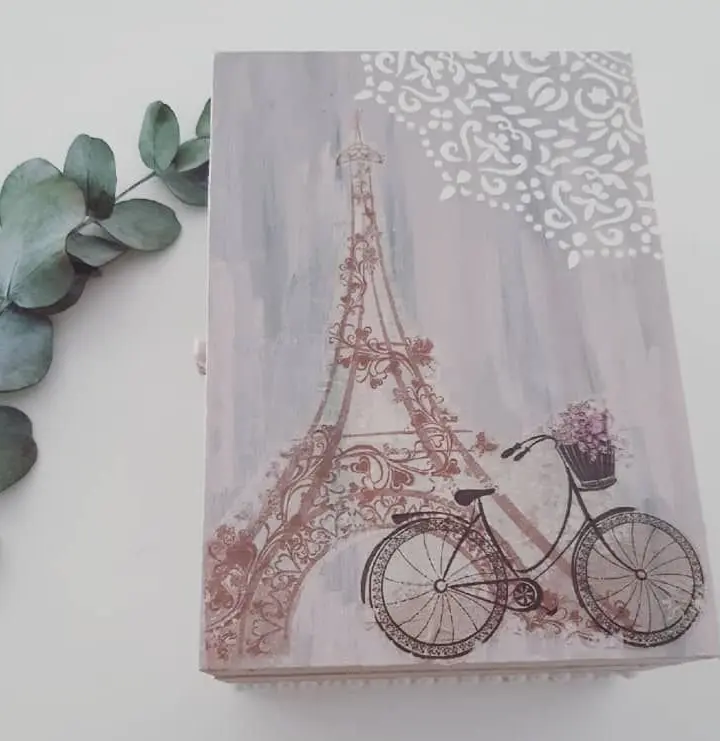 Caja de madera con decoupage de la Torre Eiffel en tonos sepia y rosa, pintada a mano