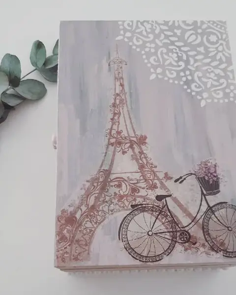 Caja de madera con decoupage de la Torre Eiffel en tonos sepia y rosa, pintada a mano