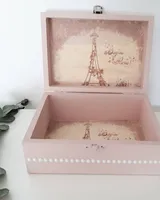 Caja de madera de París abierta, con el interior y el cierre metálico a la vista