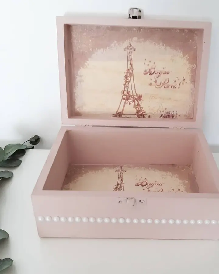Caja de madera de París abierta, con el interior y el cierre metálico a la vista