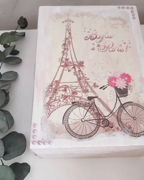 Caja de madera con decoupage de París, una bicicleta y la Torre Eiffel, pintada a mano