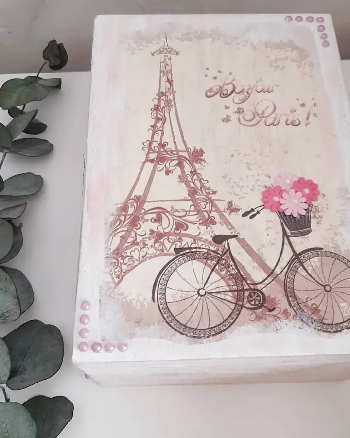 Caja de madera con decoupage de París, una bicicleta y la Torre Eiffel, pintada a mano