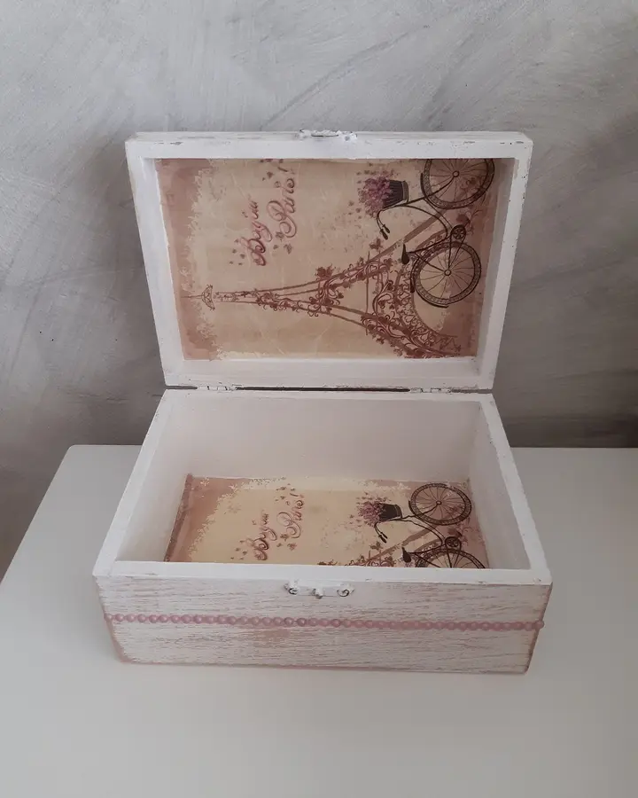 Caja de madera París con bicicleta abierta, mostrando el interior y el cierre de metal