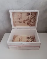 Caja de madera París con bicicleta abierta, mostrando el interior y el cierre de metal
