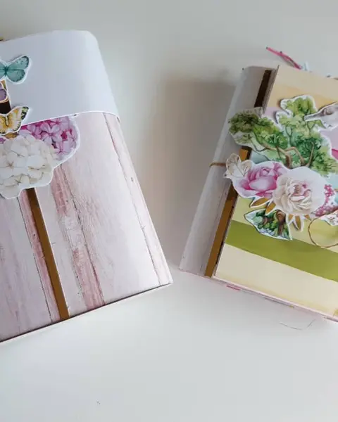 Mini álbum de scrap con esquinas redondeadas y caja a juego, decorados con flores y mariposas de colores