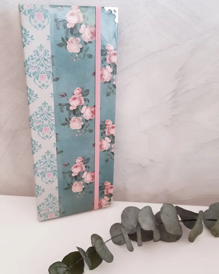 Porta tratados forrado con papel de rosas vintage sobre fondo claro, con cierre elástico