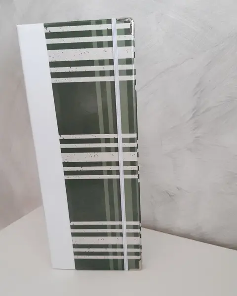 Porta tratados forrado con papel verde de estampado clásico, con cierre de goma