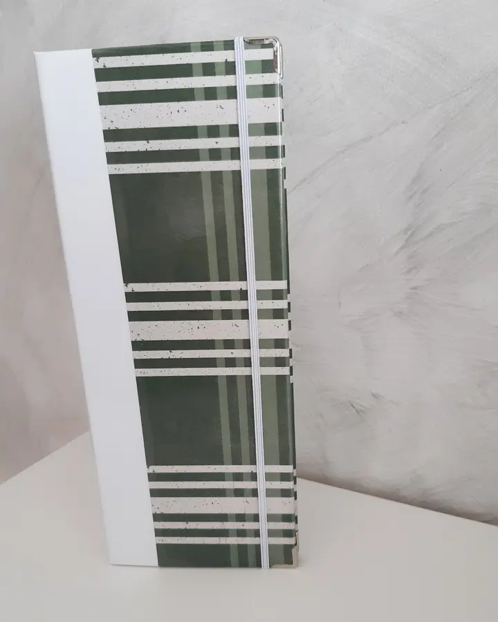 Porta tratados forrado con papel verde de estampado clásico, con cierre de goma