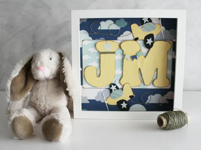 Cuadro infantil de papel con aviones y nombre en relieve, tonos azules y blancos