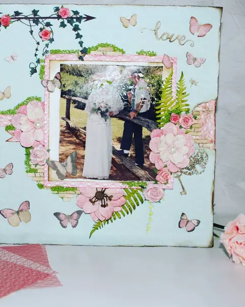 Cuadro de papeles decorados con flores y hueco para foto, modelo uno