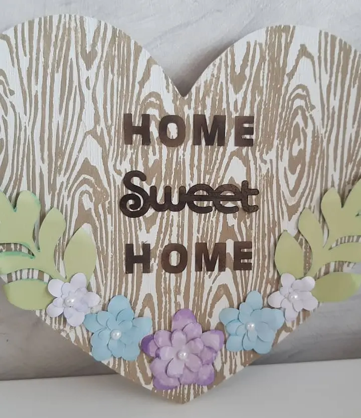 Corazón de madera en tono natural con flores de papel y texto Home Sweet Home