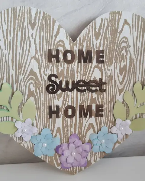 Corazón de madera en tono natural con flores de papel y texto Home Sweet Home