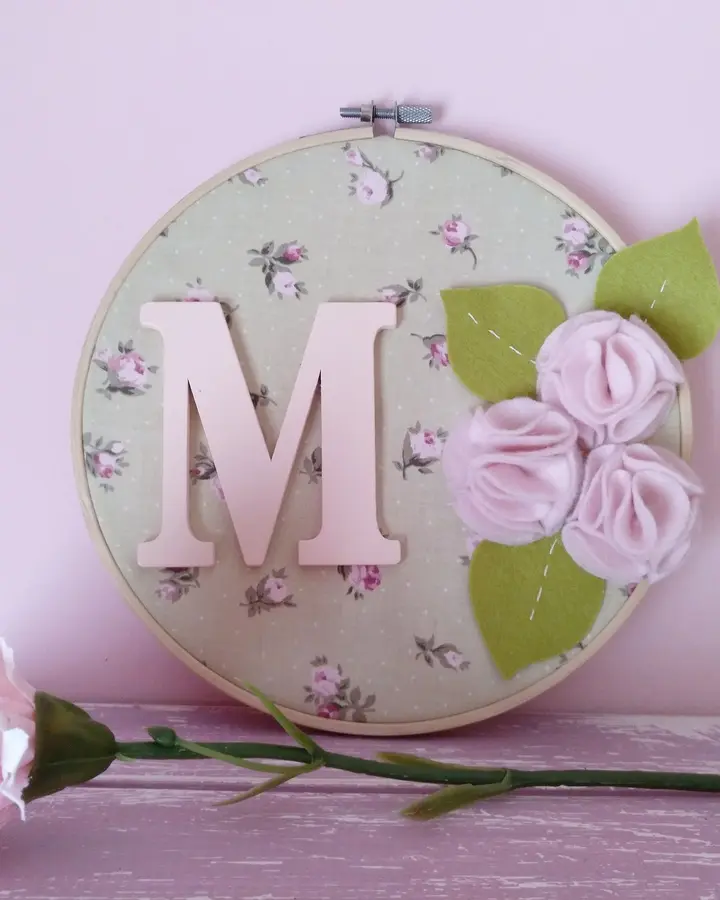 Bastidor de madera con la letra M pintada a mano y flores de fieltro rosas y verdes