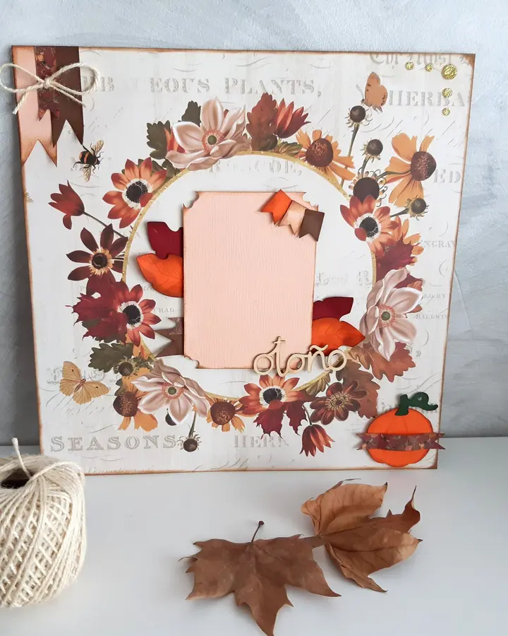 Cuadro de papeles decorados en tonos otoño con hojas en relieve y hueco para foto