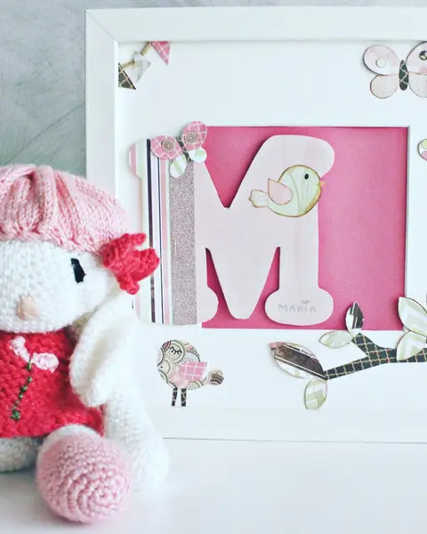Cuadro infantil de papel con pajaritos, ramas y nubes en relieve, tonos pastel