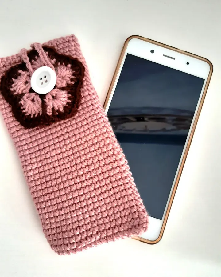 Funda de móvil de crochet en rosa con hilo de algodón
