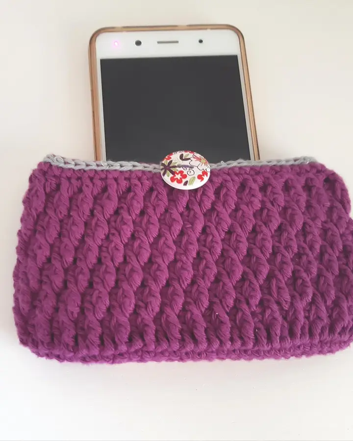 Funda de móvil de crochet en lila con hilo de algodón