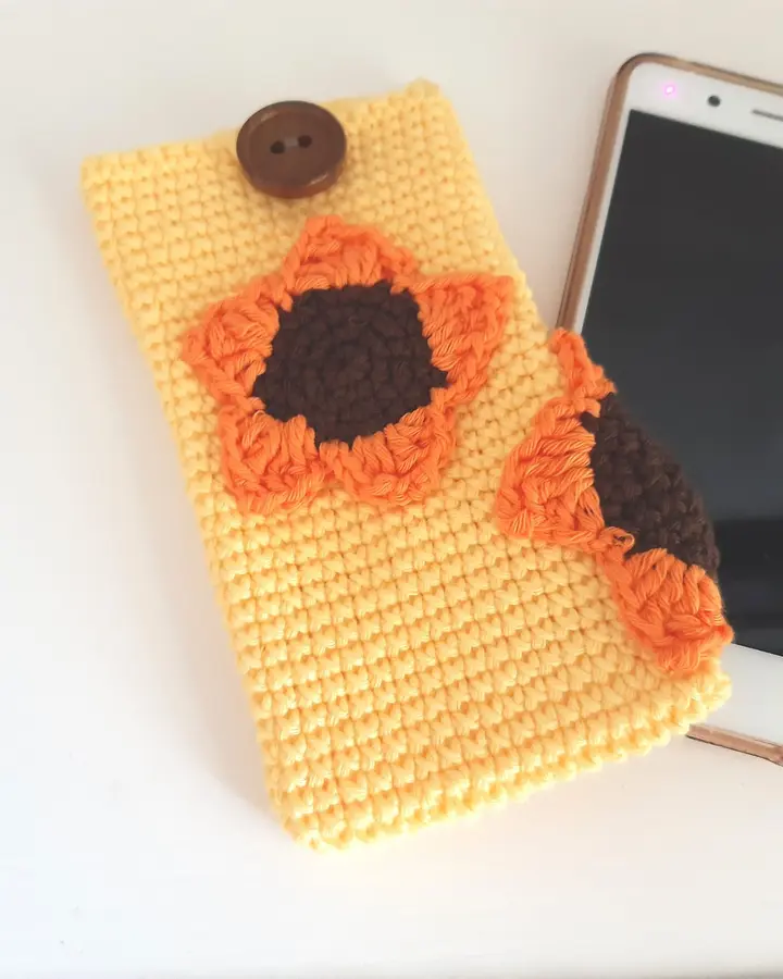 Funda de móvil de crochet con girasol tejido