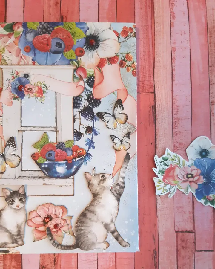 Libreta de anillas con portada de gatitos en papel de scrap y adornos recortados