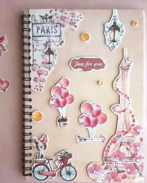 Libreta de anillas con portada de la torre Eiffel y papeles de París en rosa y gris