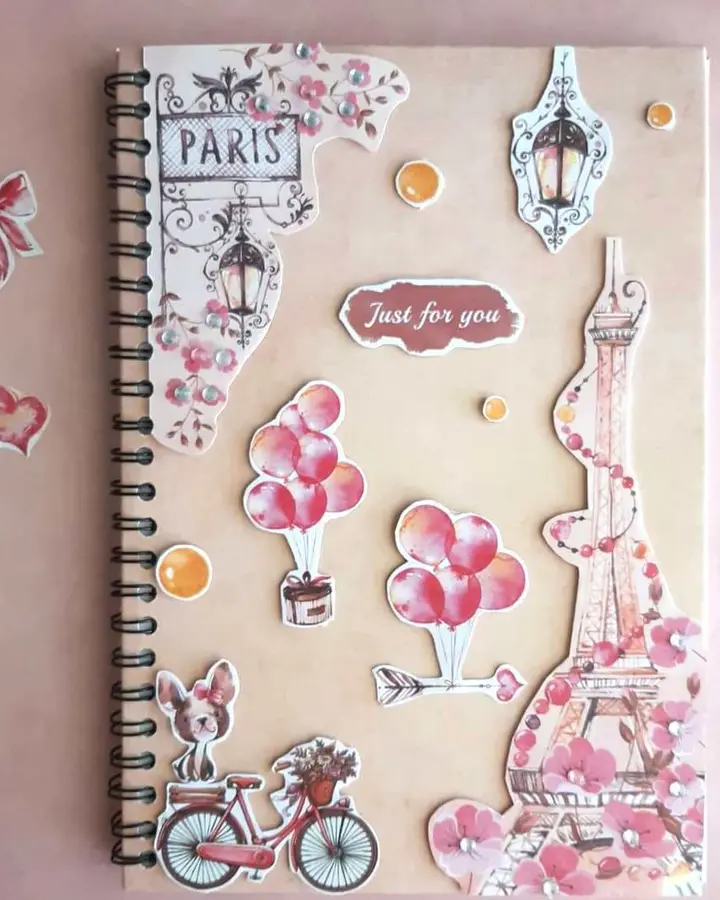 Libreta de anillas con portada de la torre Eiffel y papeles de París en rosa y gris