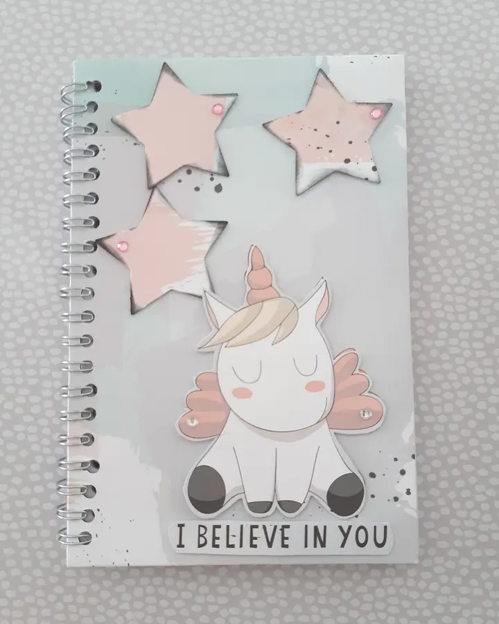 Libreta de anillas con portada de unicornio, estrellas en relieve y tonos pastel