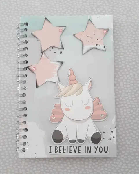 Libreta de anillas con portada de unicornio, estrellas en relieve y tonos pastel