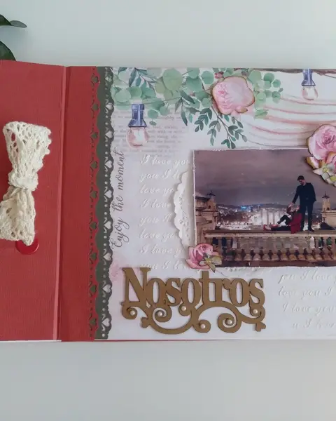 Libro de firmas de boda con encuadernación de lazo rojo y portada decorada