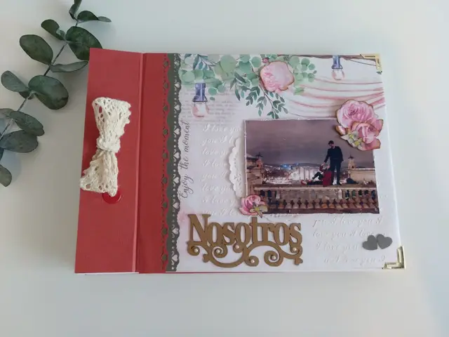 Libro de firmas de boda con encuadernación de lazo rojo y portada decorada