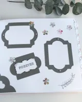 Página interior decorada del libro de firmas con hueco para foto