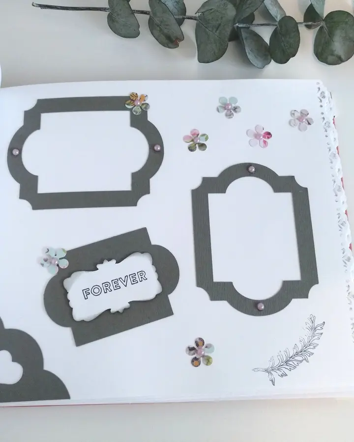 Página interior decorada del libro de firmas con hueco para foto