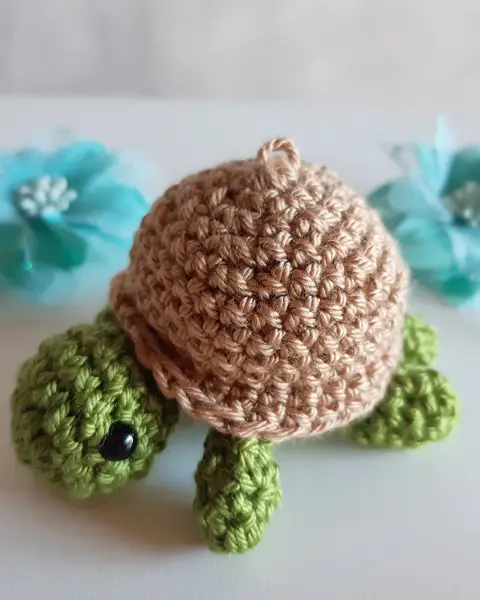 Llavero de tortuga verde tejida a crochet con anilla metálica