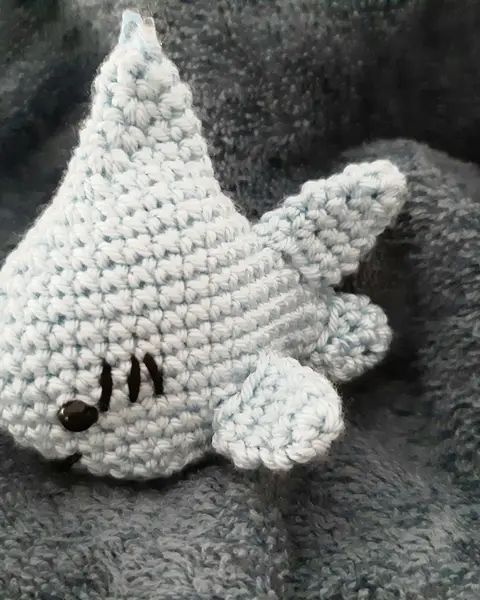 Llavero de tiburón bebé gris tejido a crochet con anilla metálica