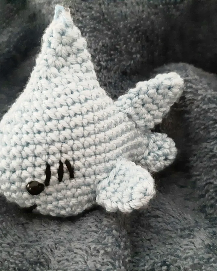Llavero de tiburón bebé gris tejido a crochet con anilla metálica