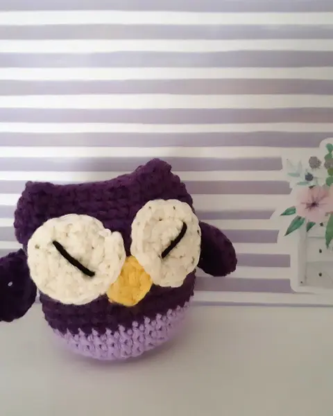 Llavero de búho lila tejido a crochet con ojos grandes y anilla metálica