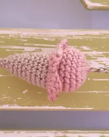 Llavero de crochet de polo de helado visto de lado, con el palito tejido en beige