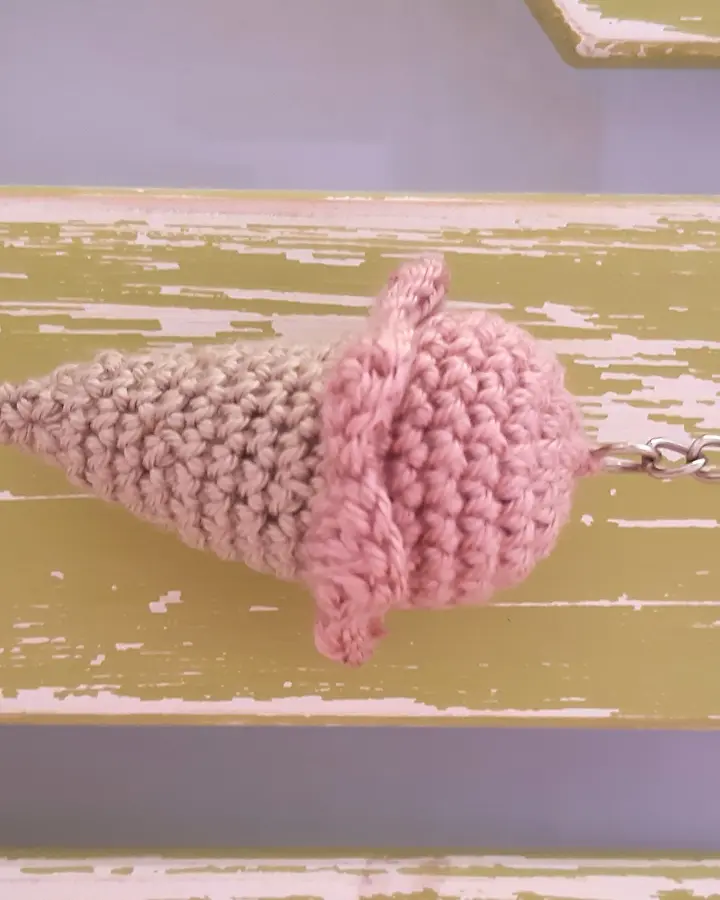 Llavero de crochet de polo de helado visto de lado, con el palito tejido en beige
