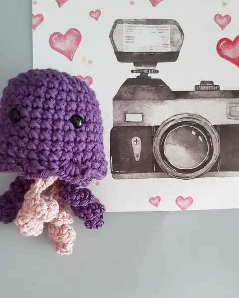 Llavero de crochet con forma de medusa morada con tentáculos rosa palo