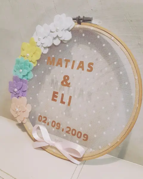 Porta alianzas en bastidor con tul de topitos y flores de fieltro lila, menta, rosa y blancas