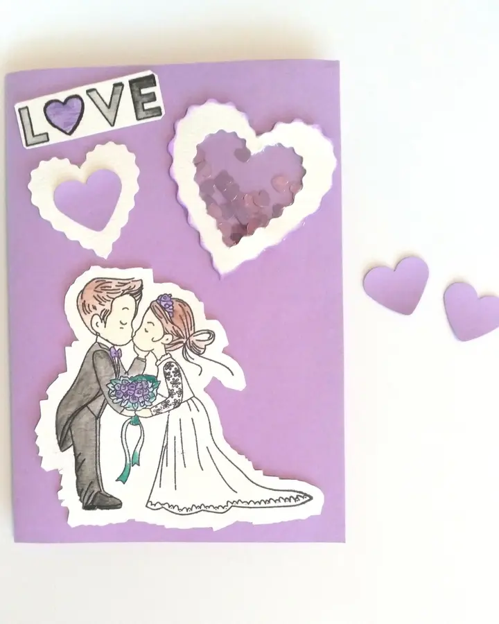 Postal de boda en cartulina lila con pareja de novios ilustrada, corazones blancos con confeti y letrero Love