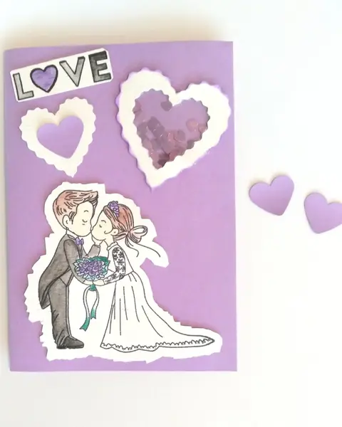 Postal de boda en cartulina lila con pareja de novios ilustrada, corazones blancos con confeti y letrero Love